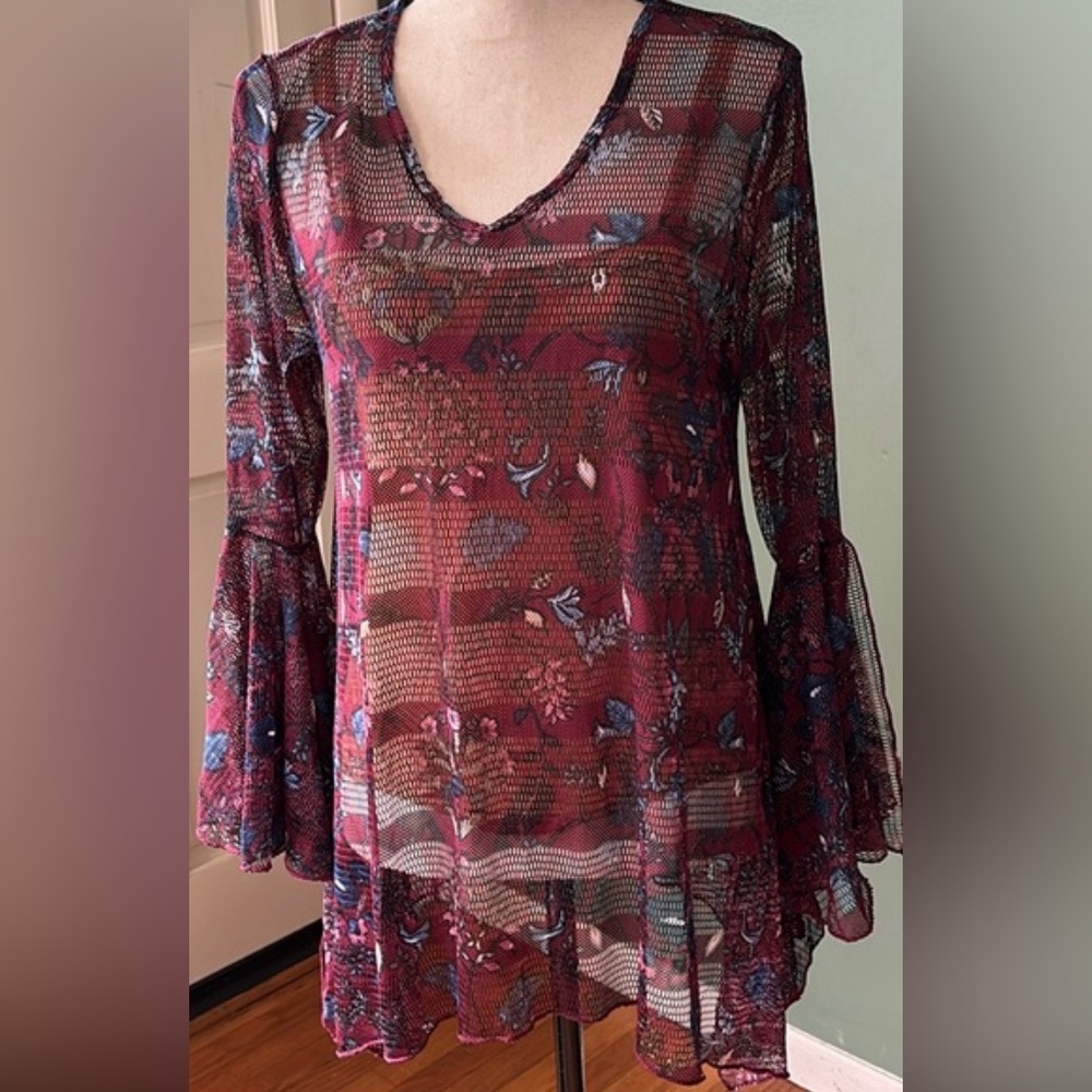 New Dor Dor Sz M burgundy fishnet statement long sleeves shark bit hem check